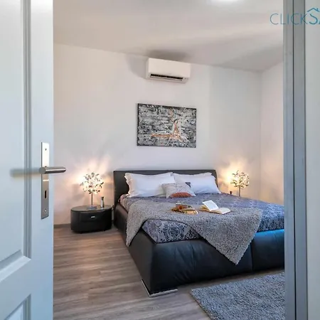 Tudor Flat Sea View With Wifi Unlimited, Next To The Sea Apartment